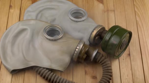 Zwei Alte Gummi Gasmasken Liegen Auf Einem Hölzernen Hintergrund Einer — Stockvideo