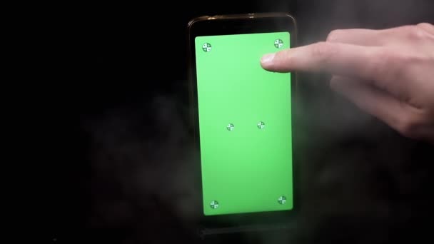 Main Tenant Téléphone Portable Avec Écran Vert Sur Fond Noir — Video