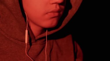 Kapüşonlu Adam, Gece Sanal Odasında Bilgisayar 'da Video Oyunu Oynuyor. Kapatın. Klavyeye yazıyorum. İnternetteki eSports yarışması. Neon arka ışık, klavye, bilgisayar faresi. Hacker ya da serbest çalışan.
