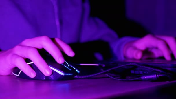 Геймер Грає Відеоігри Комп Ютері Віртуальній Кімнаті Вночі Близько Руки — стокове відео