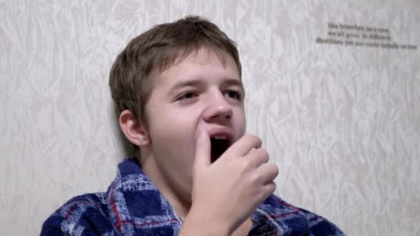 Nahaufnahme Schläfriger Teenager Gähnt Den Mund Mit Der Hand Bedeckt — Stockvideo