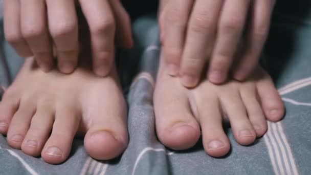 Close Kind Massages Zijn Vermoeide Voeten Met Zijn Handen Het — Stockvideo