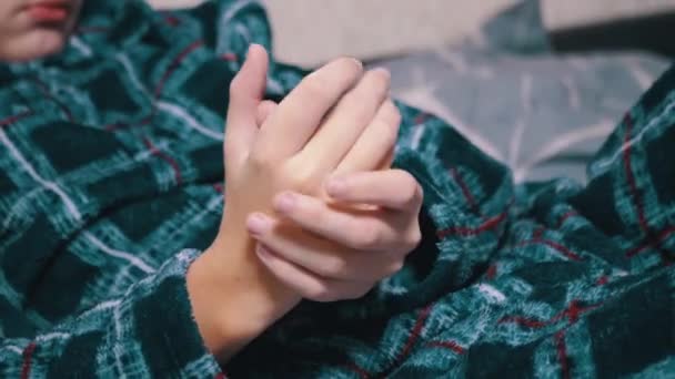 Sluiten Kind Pyjama Massages Rubs Fingers Liggend Het Bed Kamer — Stockvideo