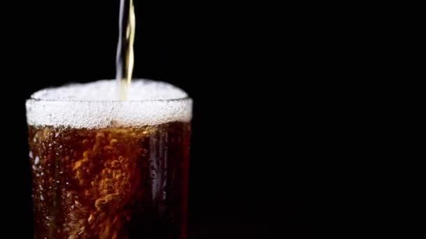 Vierte Caliente Bebida Whisky Vaso Húmedo Sobre Fondo Negro Cerca — Vídeo de stock
