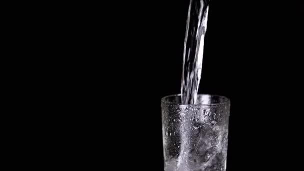 Verter Agua Potable Pura Vaso Húmedo Agua Sobre Fondo Negro — Vídeo de stock
