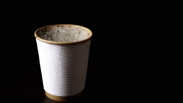 Full Coffee Cup Nebo Čaj Pěnou Papírovém Poháru Černém Pozadí — Stock video