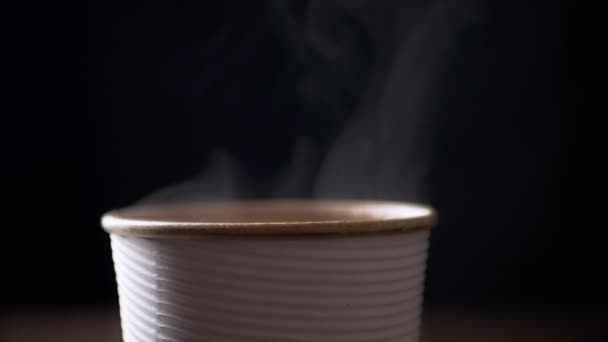 Cerca Vapor Caliente Que Sube Una Taza Papel Café Caliente — Vídeo de stock