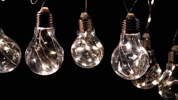 Parlak Vintage Edison Ampulleri Siyah Arkaplanda Tavanda Asılı Arka Arkaya — Stok video