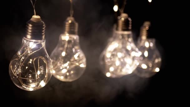 Pendurado Brilhante Vintage Edison Lâmpadas Fumaça Fundo Preto Luz Quente — Vídeo de Stock