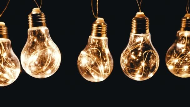 Spousta Visící Zářící Ročník Edison Žárovky Černém Pozadí Teplé Světlo — Stock video