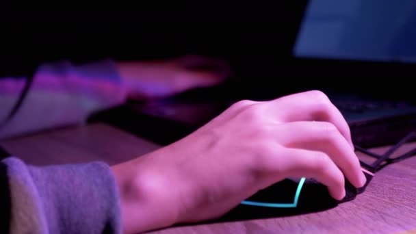 Руки Гамера Граючи Відеоігри Комп Ютері Віртуальній Кімнаті Вночі Близько — стокове відео