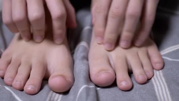 Vicino Child Massaggia Suoi Piedi Stanchi Con Mani Sul Letto Clip Video