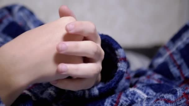閉じる パジャマのマッサージの子供 ルーブス指 部屋のベッドに横たわる ハンド 手足のクレンジング 関節痛 指を引っ張ること ボディパーツ クランプ — ストック動画