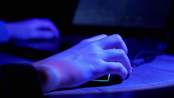 Mãos Jogador Jogando Video Game Computador Uma Sala Virtual Noite — Vídeo de Stock