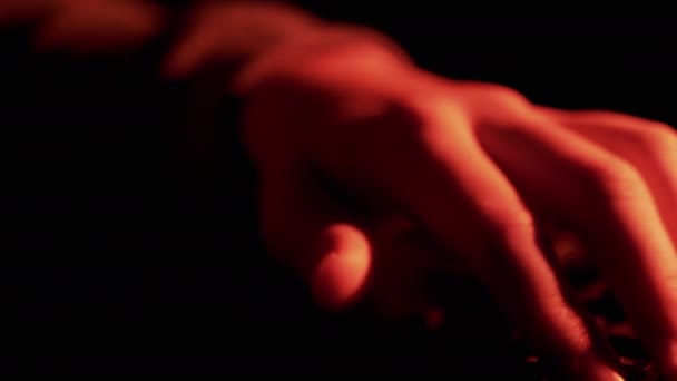 Zamknij Się Ręce Mężczyzny Wpisując Klawiaturze Ciemnym Pokoju Neon Lighting — Wideo stockowe