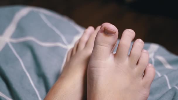 Крупним Планом Людина Рухає Втомлені Ноги Піжамі Ліжку Спальні Дитина — стокове відео