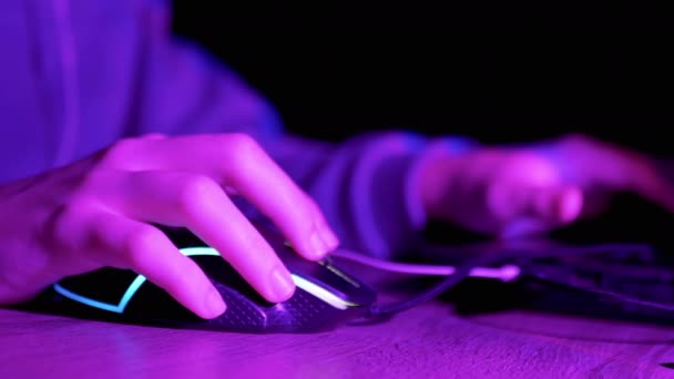 Jugador Jugando Videojuego Computadora Una Sala Virtual Por Noche Cerca — Vídeos de Stock