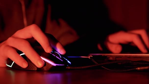 Руки Гиггза Играют Видеоигру Ночью Виртуальной Комнате Закрывай Печатание Клавиатуре — стоковое видео