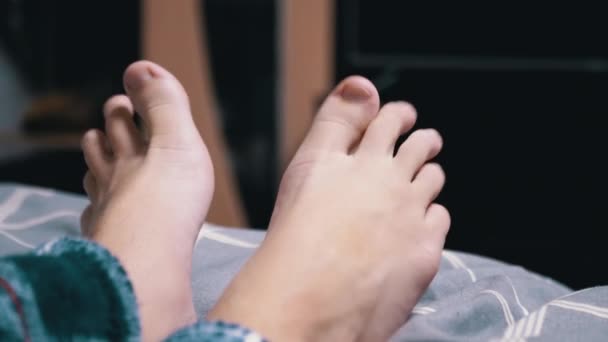 Gros Plan Personne Déplace Jambes Fatiguées Pyjama Sur Lit Dans — Video