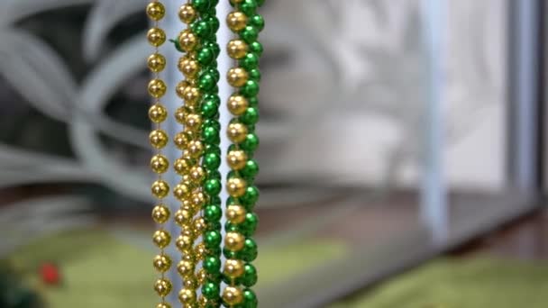 Neujahrsdekor Oder Girlanden Aus Grünen Goldglänzenden Perlen Auf Verschwommenem Hintergrund — Stockvideo