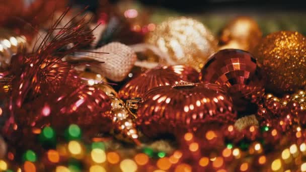 Cerca Bolas Navidad Doradas Rojas Sobre Fondo Navideño Montón Brillantes — Vídeo de stock