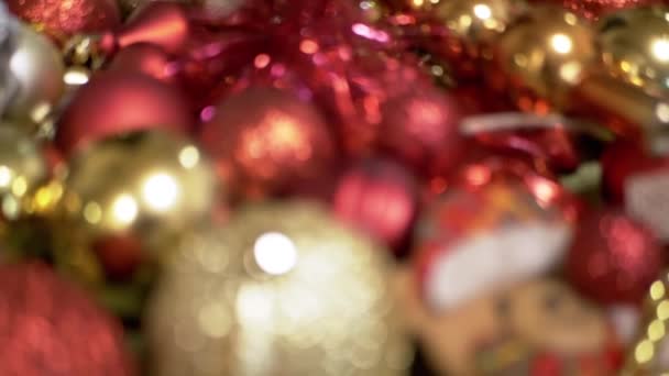 Közelről Golden Red Christmas Balls Egy Karácsonyi Háttér Sok Csillogó — Stock videók