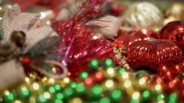 Tæt Gyldne Røde Julekugler Julebaggrund Masser Funklende Lyse Skinnende Nytår – Stock-video