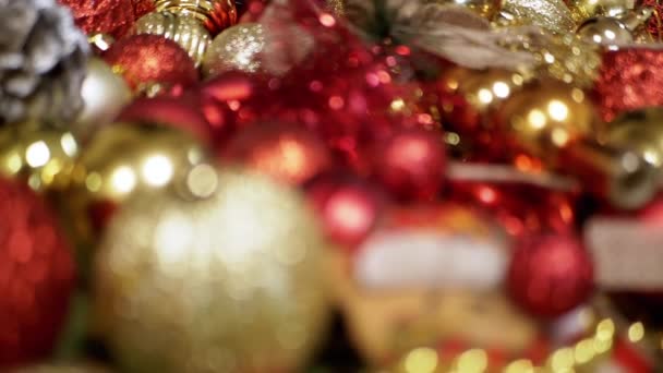 Cerca Bolas Navidad Doradas Rojas Sobre Fondo Navideño Montón Brillantes — Vídeo de stock