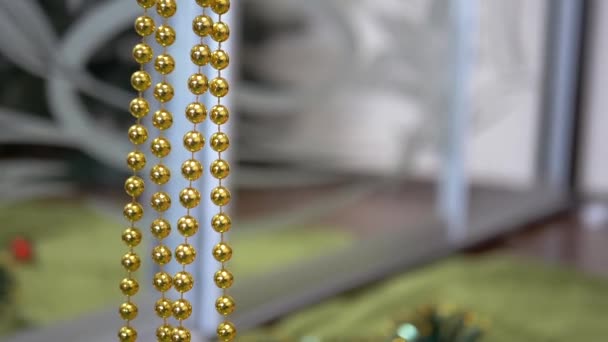 Новорічний Декор Або Гірлянда Золотих Блискучих Бісеру Розмитому Тлі Близько — стокове відео
