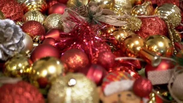 苏格兰灰猫坐在背景圣诞树装饰的地板上 靠近点有趣的猫绿色的眼睛闪亮的彩色圣诞球 2025年圣诞快乐 — 图库视频影像