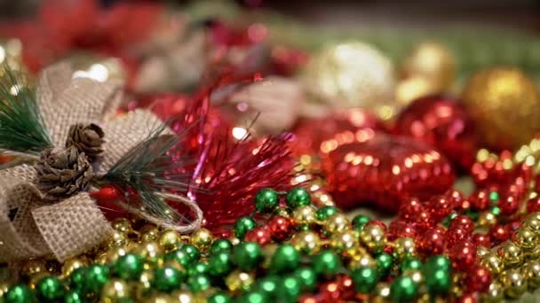 Close Bolas Natal Douradas Vermelhas Fundo Natal Muitas Bugigangas Brilhantes — Vídeo de Stock