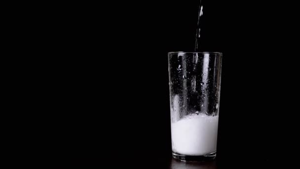 Reaksi Kimia Soda Dan Vinegar Dalam Gelas Gelas Gelas Gelas — Stok Video