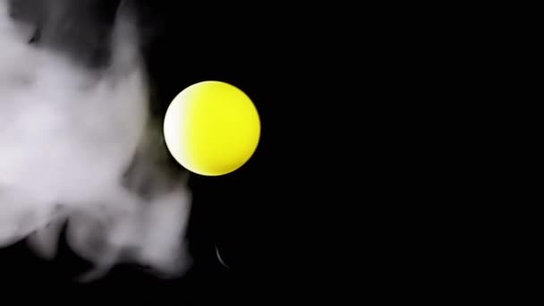 Dönen Sarı Küre Nin Çarpışması Boşlukta Bir Hava Akımında Duman — Stok video