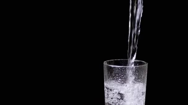Наливание Чистой Питьевой Воды Влажное Стекло Воды Чёрном Фоне Изолирована — стоковое видео