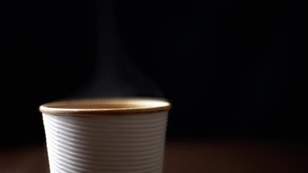 Närbild Hot Steam Stiger Från Pappersmugg Varmt Kaffe Svart Bakgrund — Stockvideo