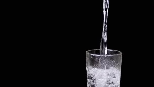 Наливание Чистой Питьевой Воды Влажное Стекло Воды Чёрном Фоне Изолирована — стоковое видео