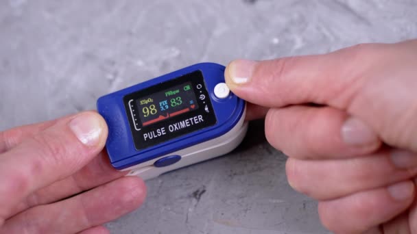 Woman Measures Pulse Oxygen Saturation Using Pulse Oximeter Home Inglés — Vídeos de Stock