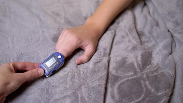 Adolescente Mide Pulso Saturación Oxígeno Usando Oxímetro Pulso Dormitorio Mano — Vídeos de Stock