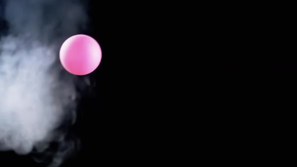 Tabrakan Spinning Pink Sphere Dan Asap Dalam Air Flow Kosong — Stok Video