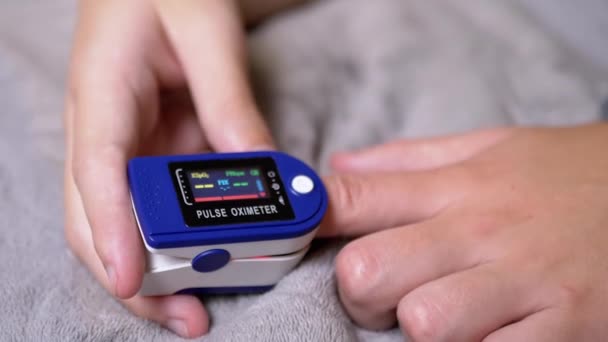 Adolescente Mide Pulso Saturación Oxígeno Usando Oxímetro Pulso Dormitorio Mano — Vídeos de Stock