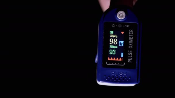 Женщина Измеряет Пульс Насыщение Кислородом Используя Импульсный Оксиметр Дома Крупный — стоковое видео