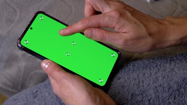 睡觉时 女性手持智能手机 房间里有绿色屏风 手指触摸触摸屏 密码或代码 彩色键的复制空间布局 打开你的手机 — 图库视频影像