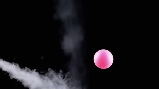 在一个空旷的空间里 旋转的粉色球体与气流中的烟雾的碰撞 黑色背景 孤立无援纹理 在冰冷的蒸汽云中盘旋球 — 图库视频影像