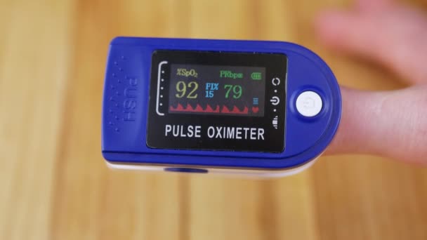 Frau Misst Puls Und Sauerstoffsättigung Mit Einem Pulsoximeter Hause Nahaufnahme — Stockvideo