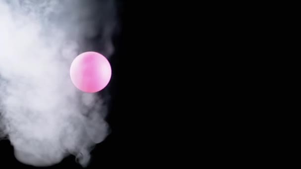 Dönen Pembe Küre Nin Çarpışması Boşlukta Bir Hava Akımında Duman — Stok video