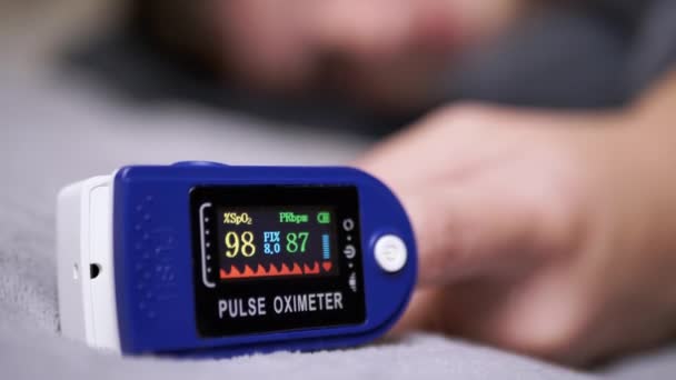 Mätning Syrehalten Blodet Hos Ett Barn Med Hjälp Pulsoximeter Närbild — Stockvideo