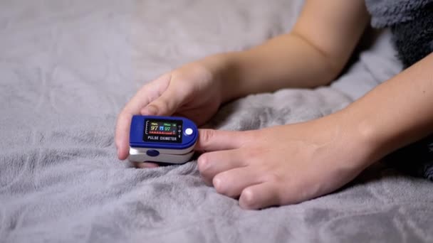 Teen Mesure Saturation Pouls Oxygène Aide Oxymètre Pouls Dans Chambre — Video