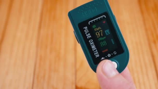 Woman Measures Pulse Oxygen Saturation Using Pulse Oximeter Home Close — Stock Video