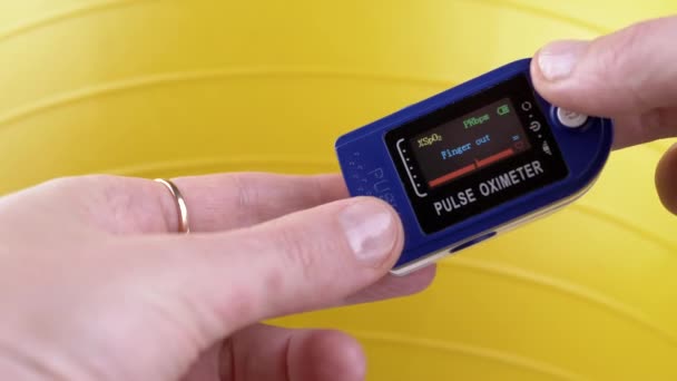 Hands Measure Pulse Oxygen Saturation Using Pulse Oximeter Exercise Close — Stock Video