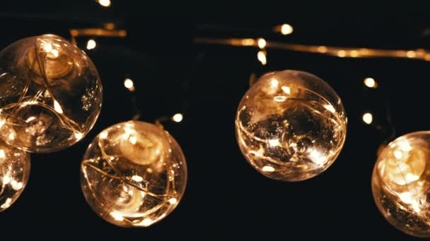 Birçok Asılı Parlayan Vintage Edison Ampulleri Siyah Arkaplanda Alt Manzara — Stok video